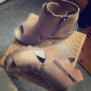 Sorel Joanie II Wedge Sandals Booties